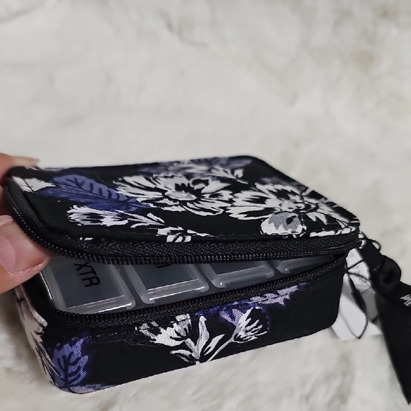 NWT! Vera Bradley Travel Pill Case - Picture 7 of 8